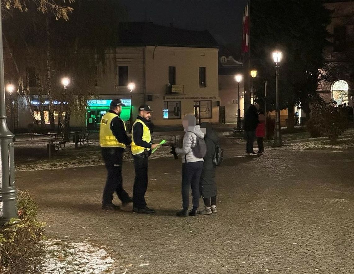 Bądź widoczny! Wieliccy policjanci rozdawali pieszym odblaski