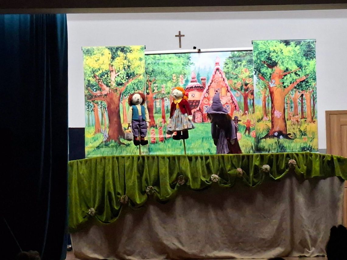 Bajkowe historie i teatralne emocje w Książnicach! Trzy spektakle przyciągnęły mieszkańców. Wielki finał z „Jasiem i Małgosią” Bajkowe historie i teatralne emocje w Książnicach! Trzy spektakle przyciągnęły mieszkańców. Wielki finał z „Jasiem i Małgosią”