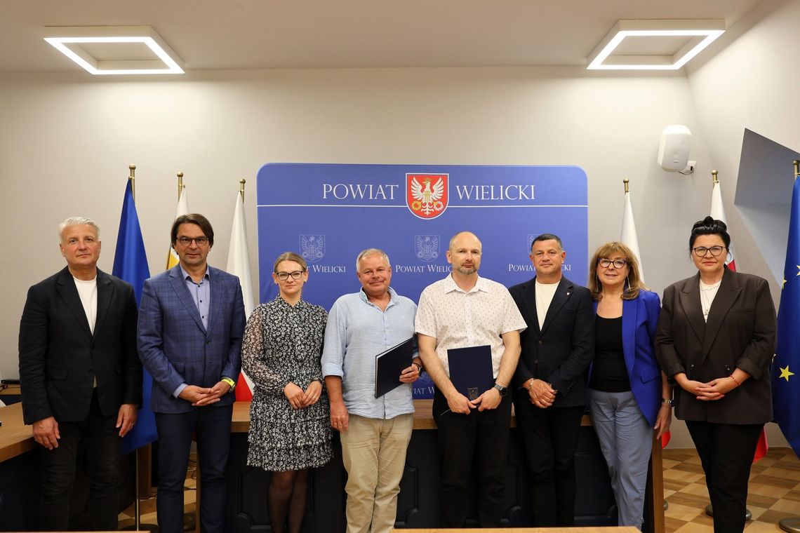 Będzie bezpieczniej na drogach powiatowych. Podpisano umowy na budowę sygnalizacji w Sierczy i Niegowici