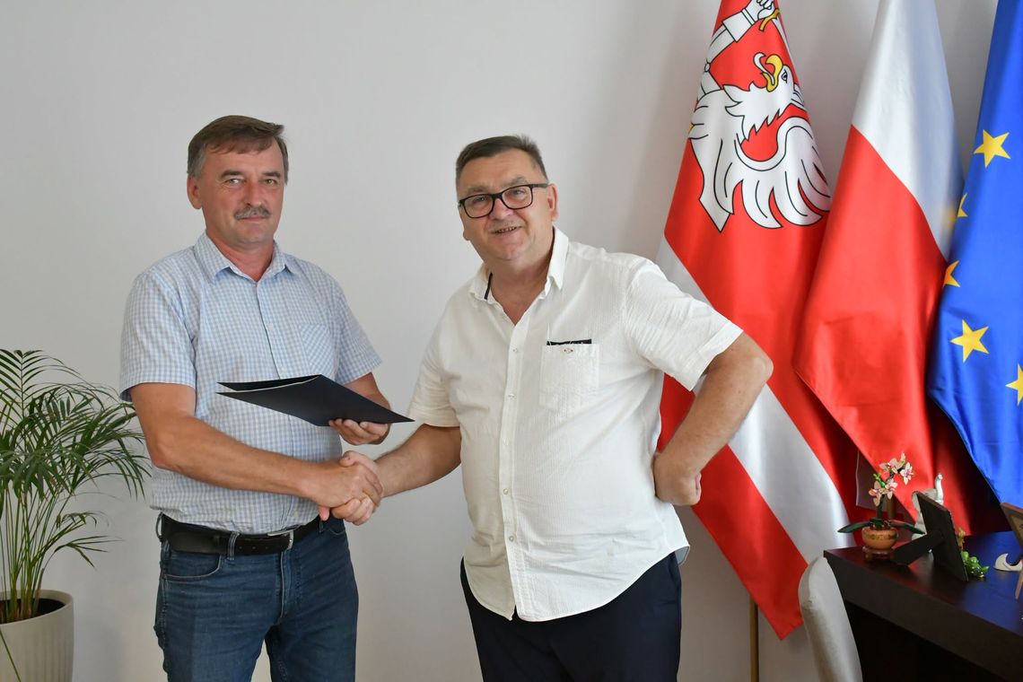 Będzie nowy chodnik i poprawa bezpieczeństwa przy DW 967. Podpisano umowę na inwestycję w Niewiarowie