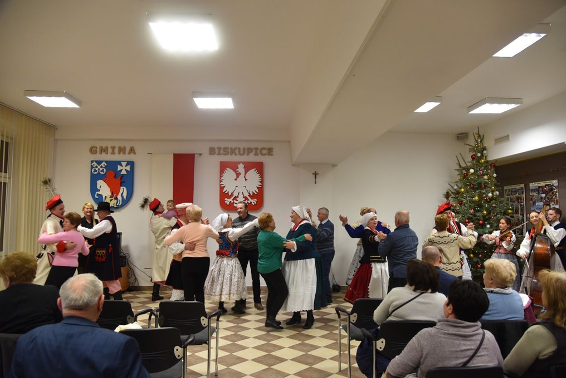 Biskupice. Kolędowanie z ZPiT „Solny Gościniec” podczas Akademii Seniora