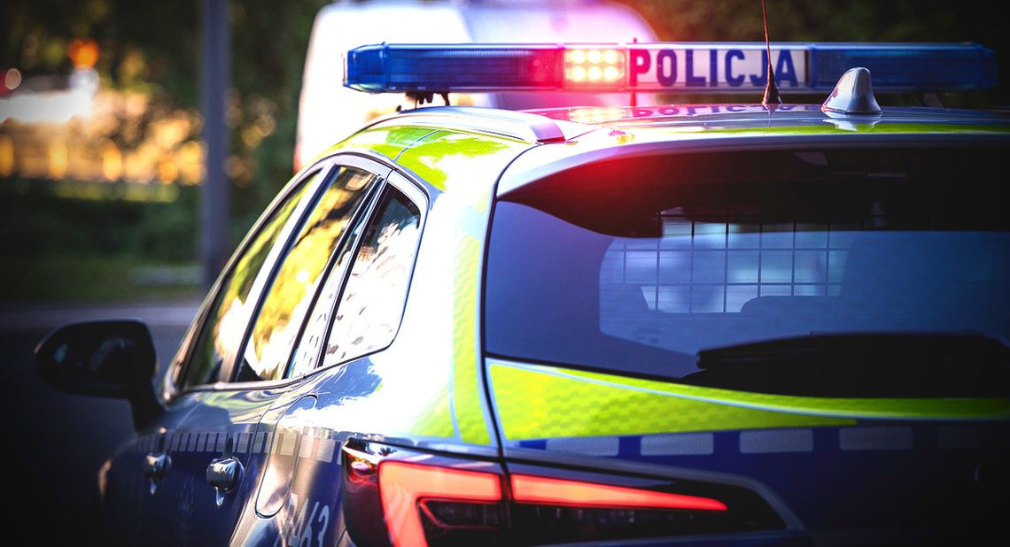 Bocheńscy policjanci zatrzymali trzy osoby, które miały dokonać rozboju policja kajdanki na rękach