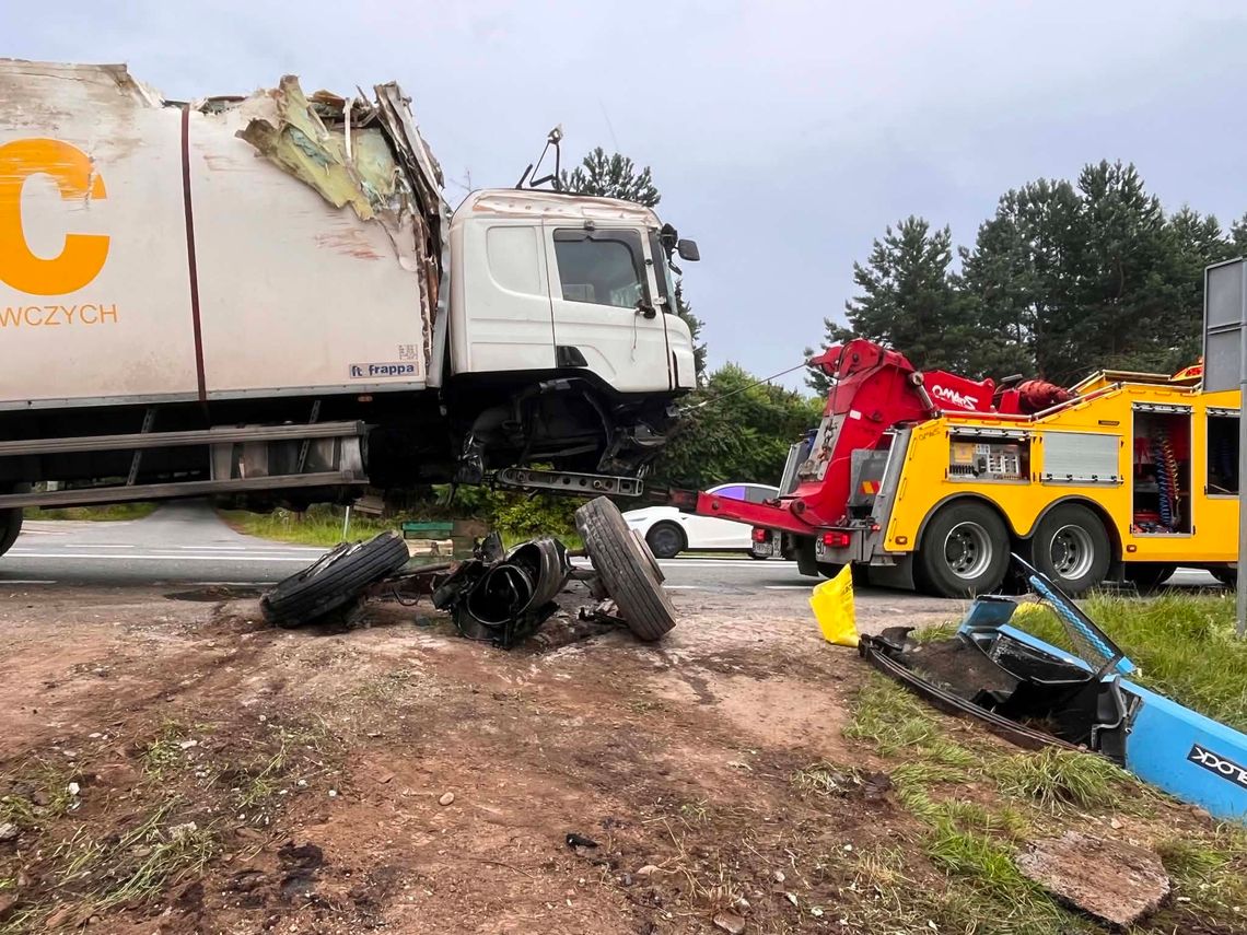 Ciężarowa Scania wypadła z DK94 w Bodzanowie. Pas w kierunku Krakowa był zablokowany przez kilka godzin Ciężarowa Scania wypadła z DK94 w Bodzanowie. Pas w kierunku Krakowa był zablokowany przez kilka godzin