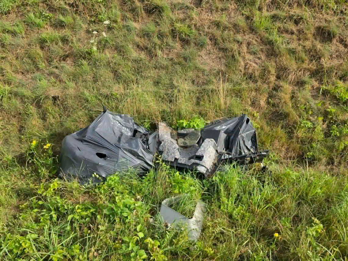 Części samochodowe w rowach przy drodze serwisowej w Szarowie. Gmina Kłaj apeluje o rozsądek Części samochodowe w rowach przy drodze serwisowej w Szarowie. Gmina Kłaj apeluje o rozsądek
