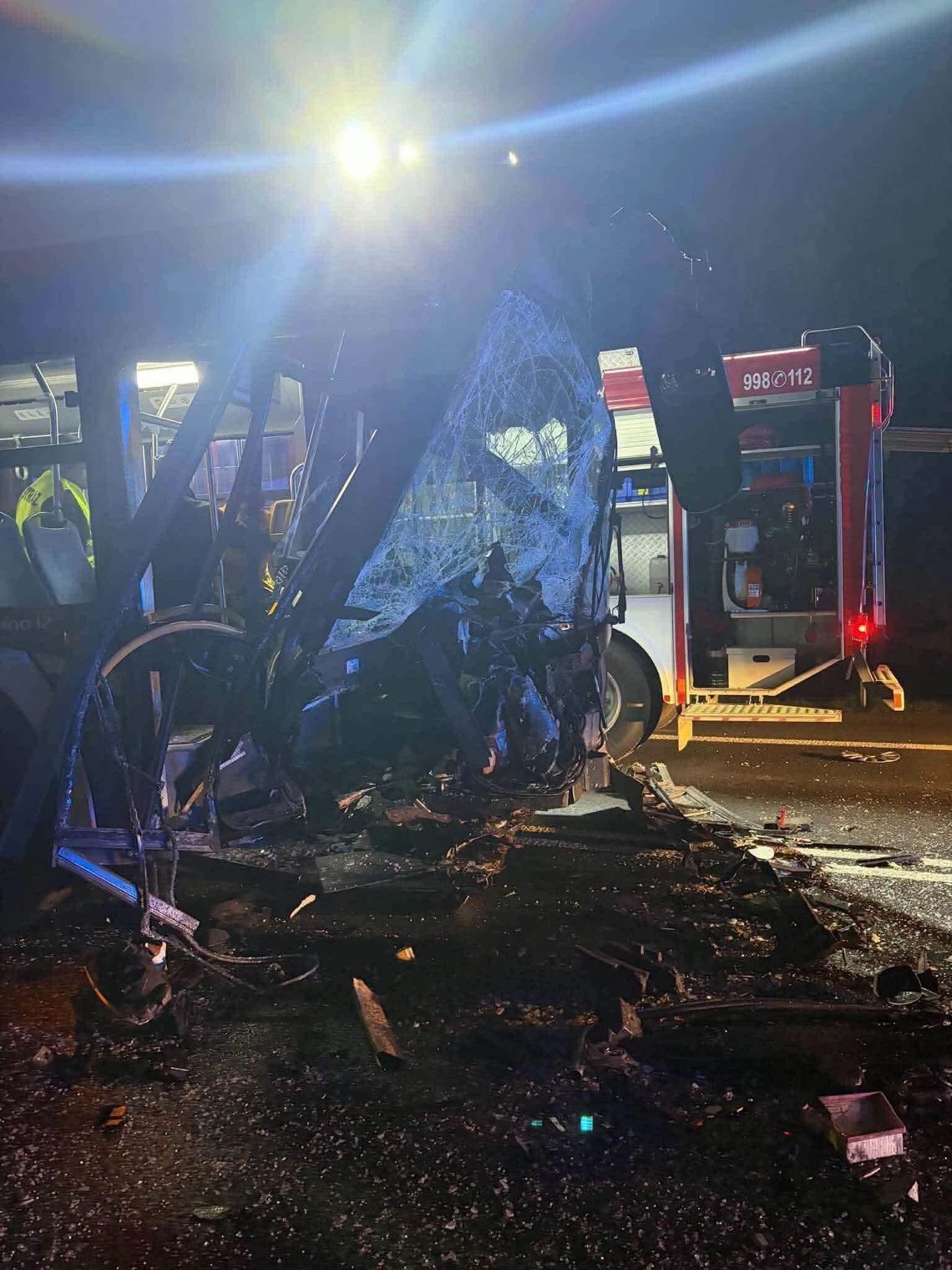 Czołowe zderzenie samochodu z autobusem MPK na DK94 pod Krakowem! Cztery osoby trafiły do szpitala