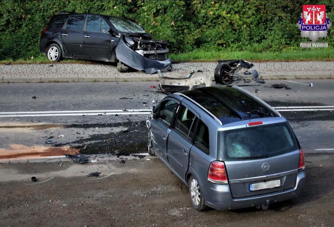 Czołowe zderzenie w Dziekanowicach. Dwie osoby trafiły do szpitala Czołowe zderzenie w Dziekanowicach. Dwie osoby trafiły do szpitala