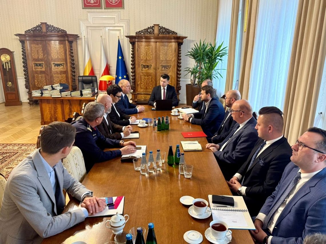 Dbają o bezpieczeństwo na małopolskich torach. Rząd wprowadził 3. stopień alarmowy "CHARLIE"