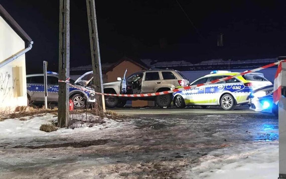 Dwa radiowozy rozbite w Małopolsce. Policyjny pościg za uciekającym samochodem Dwa radiowozy rozbite w Małopolsce. Policyjny pościg za uciekającym samochodem