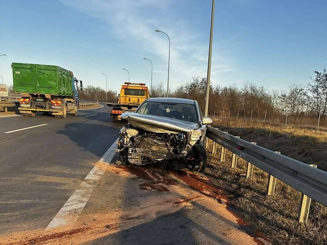 Dwie osoby w szpitalu po zderzeniu samochodu z barierami na A4