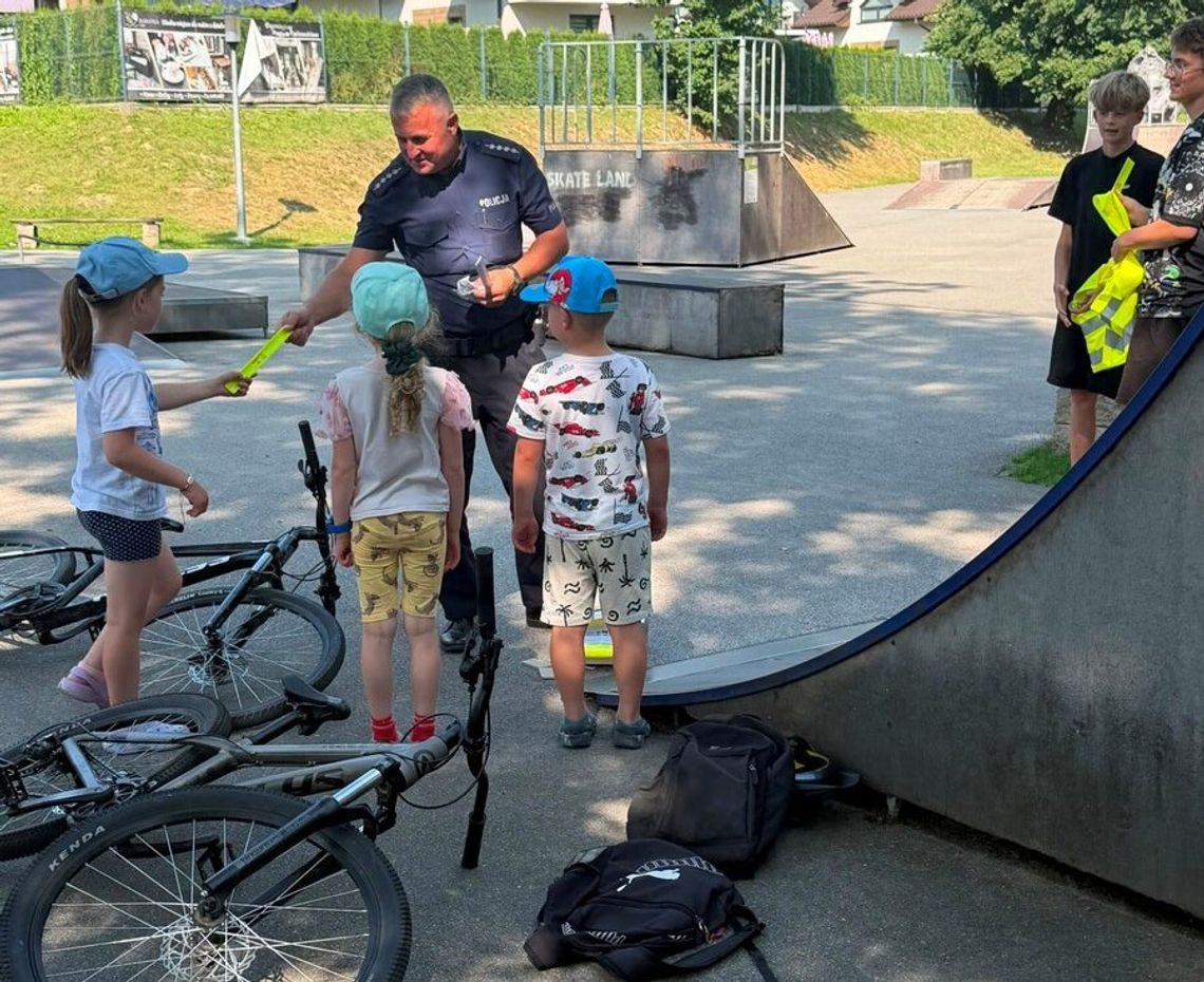 Dzielnicowi z Komisariatu Policji w Gdowie rozdają dzieciom odblaskowe kamizelki i elementy odblaskowe Dzielnicowi z Komisariatu Policji w Gdowie rozdają dzieciom odblaskowe kamizelki i elementy odblaskowe