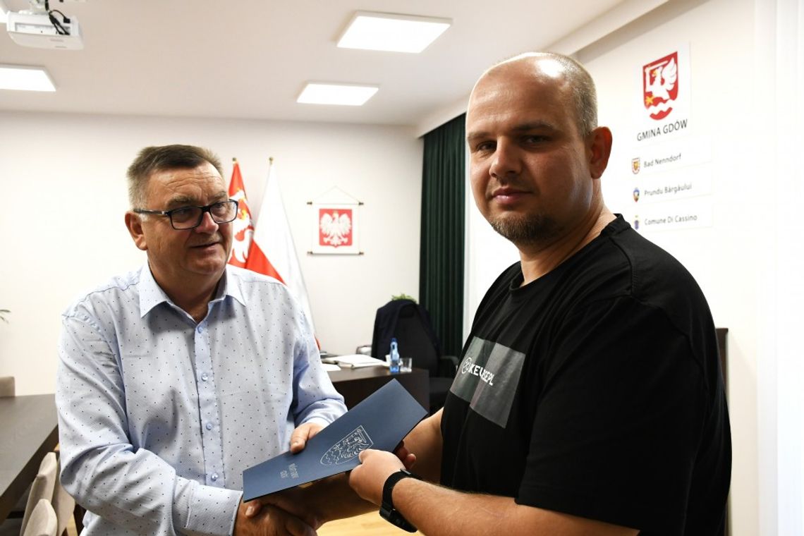 Gdów. Umowa na modernizacje boiska sportowego