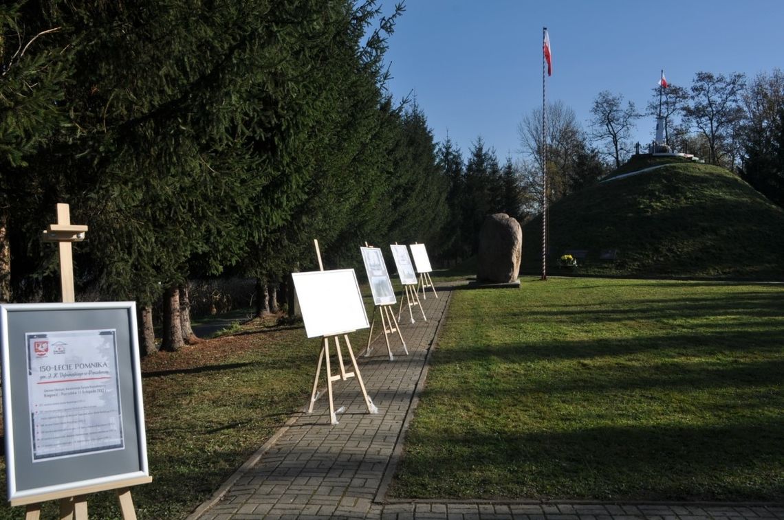 Gdów. Zapraszamy do obejrzenia plenerowej wystawy “150-lecia Pomnika Generała J. H. Dąbrowskiego w Pierzchowie"