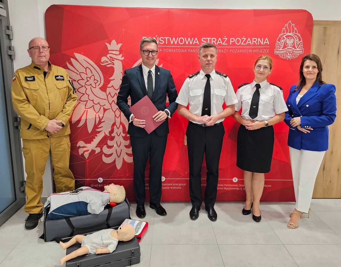 Gmina Wieliczka przekazała strażakom sprzęt szkoleniowy za 23 tysiące złotych Gmina Wieliczka przekazała strażakom sprzęt szkoleniowy za 23 tysiące złotych