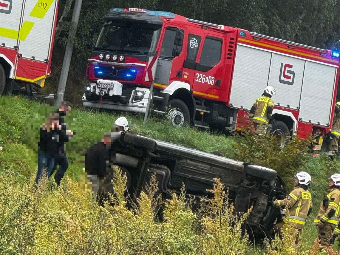 Groźne dachowanie we Wrząsowicach. Samochód przewrócił się na dach Groźne dachowanie we Wrząsowicach. Samochód przewrócił się na dach