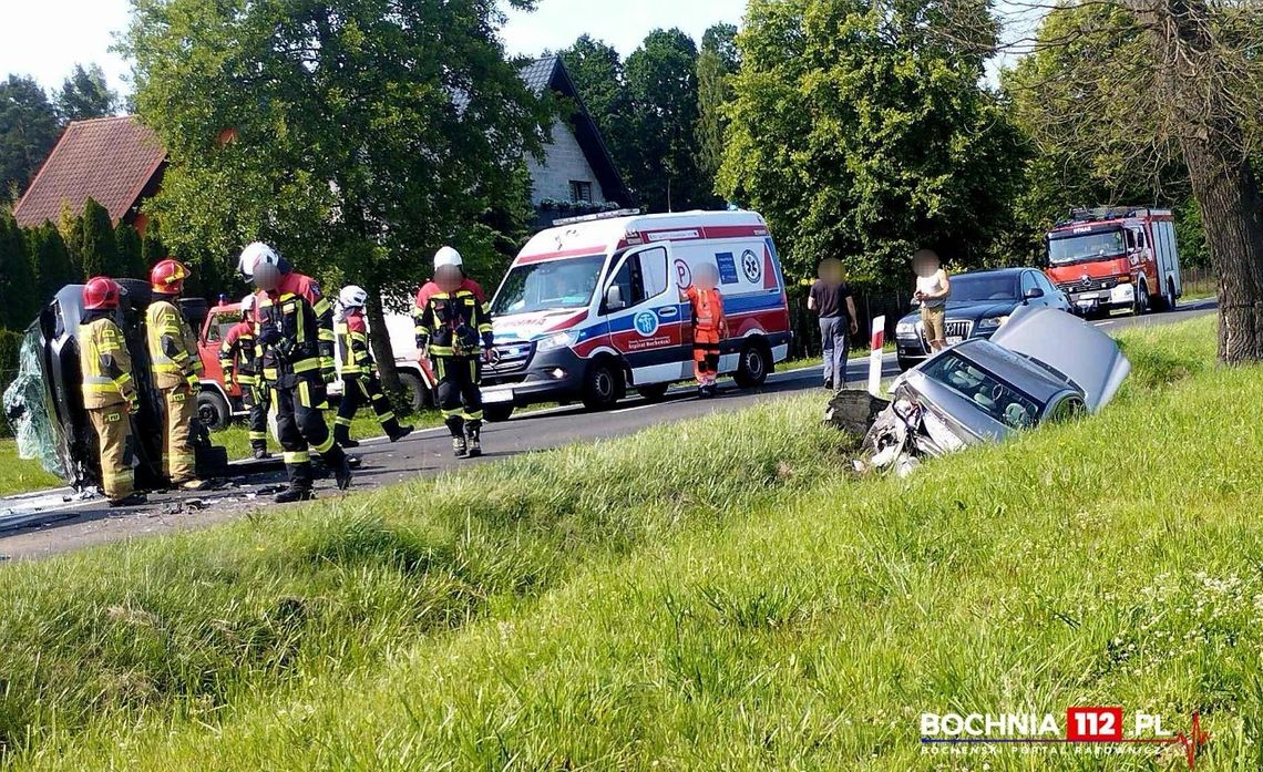 Groźne zdarzenie drogowe w Baczkowie. Jeden z samochodów przewrócił się na bok a drugi wylądował w rowie