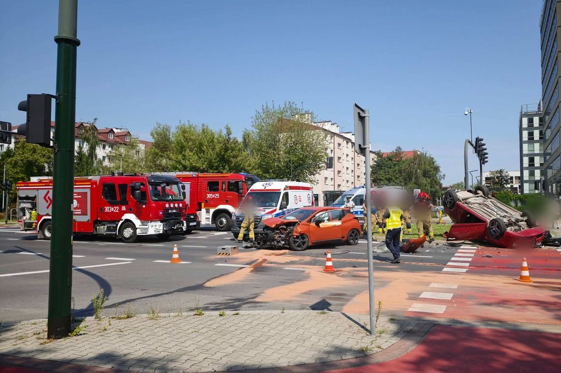 Groźny wypadek w Krakowie. Po zderzeniu samochód dachował, dwie kobiety trafiły do szpitala