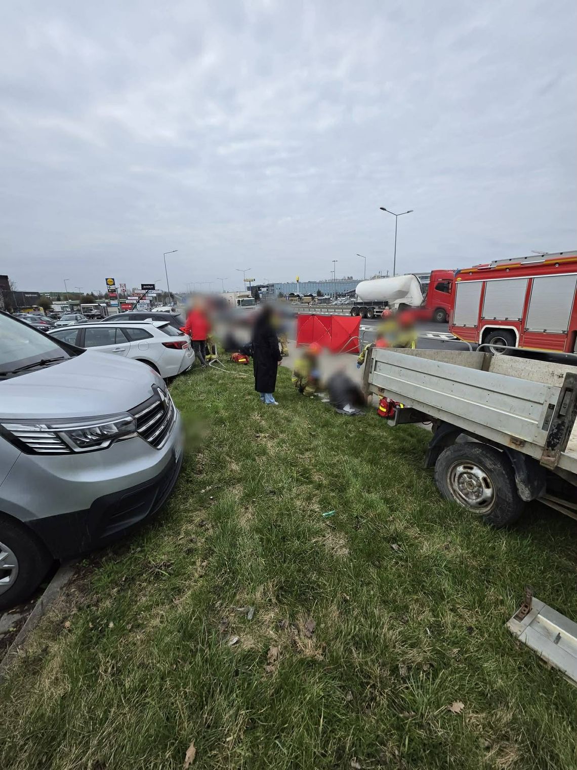 Groźny wypadek w Krakowie. Samochód wjechał na chodnik i potrącił pieszą Groźny wypadek w Krakowie. Samochód wjechał na chodnik i potrącił pieszą