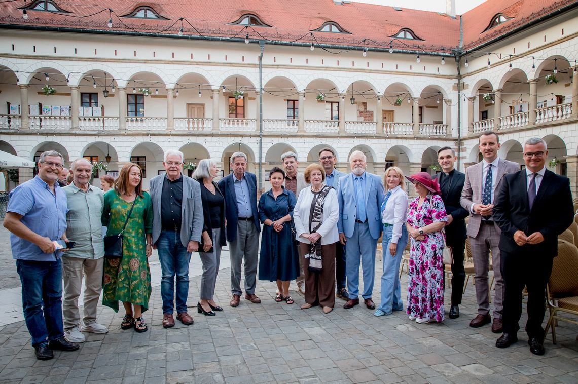 Hanna Suchocka gościem Salonu Czwartkowego w Niepołomicach. Była premier wspominała Watykan i trzech papieży Hanna Suchocka gościem Salonu Czwartkowego w Niepołomicach. Była premier wspominała Watykan i trzech papieży