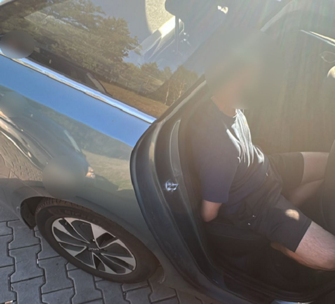 Jechał taksówką z niemal 100 tys. zł od seniorów. Policjanci zatrzymali „odbieraka” w Małopolsce Jechał taksówką z niemal 100 tys. zł od seniorów. Policjanci zatrzymali „odbieraka” w Małopolsce
