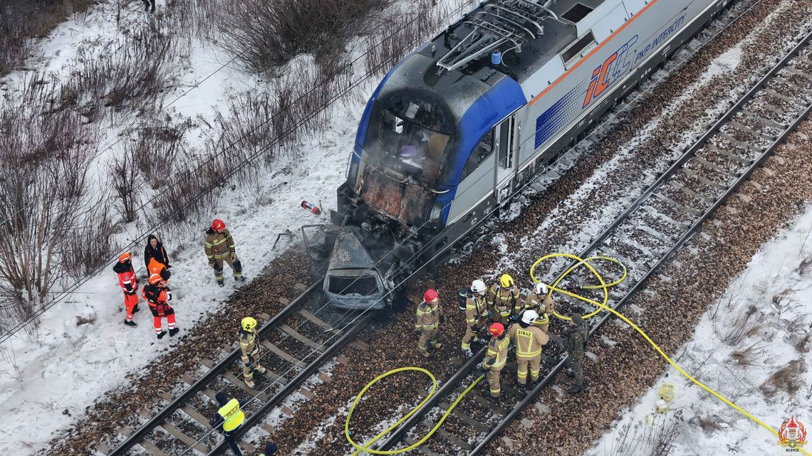 Karambol na torach pod Warszawą. Pociąg jadący do Rzeszowa uderzył w samochód stojący na torach a następnie doszło do kolejnego zderzenia z innym pociągiem