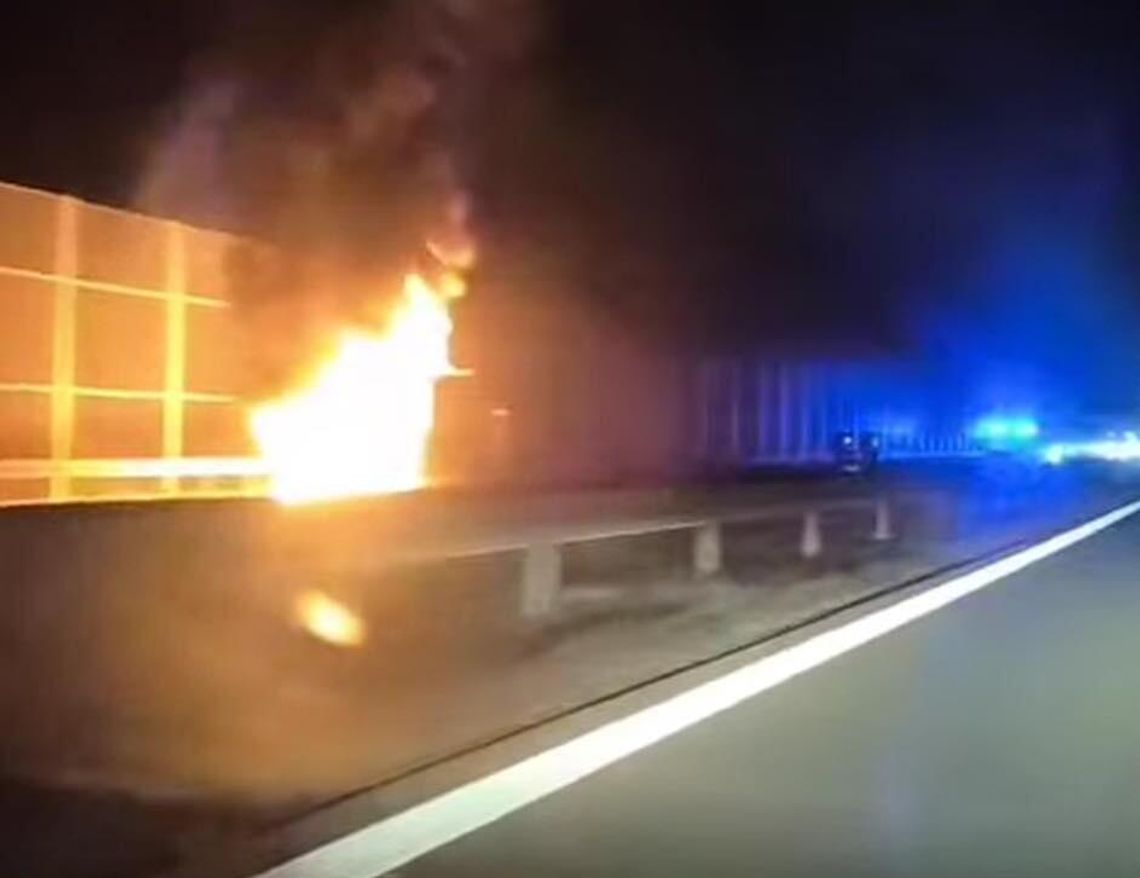 Karetka stanęła w płomieniach na autostradzie A4. Przewoziła pacjenta!