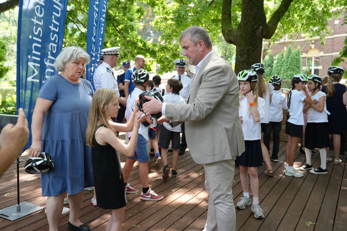 Kask dla młodego rowerzysty. Wiceminister Bukowiec zainaugurował akcję w Bochni i Krakowie
