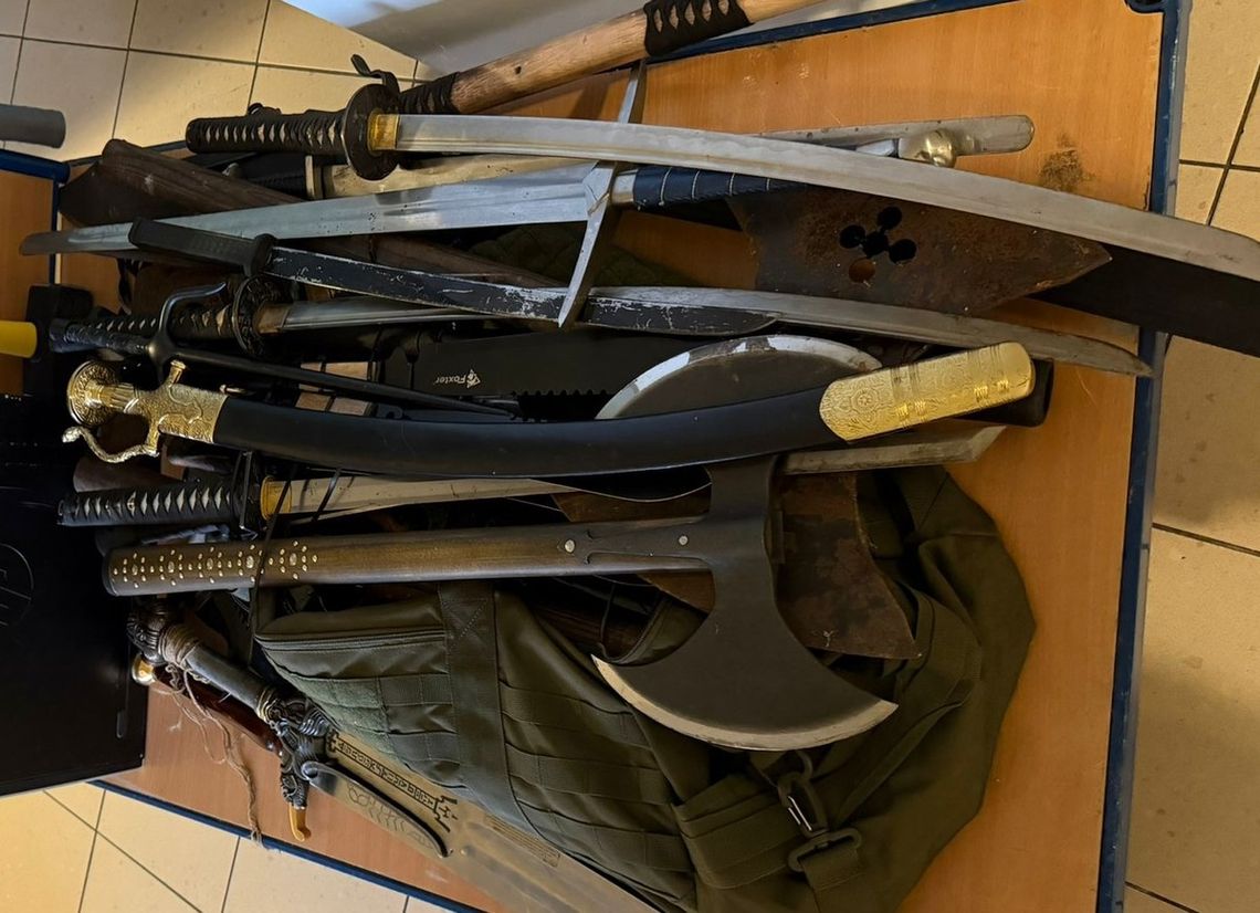 Kilkadziesiąt noży oraz miecze zabezpieczyli policjanci u 38-latka, który wygrażał nimi ekipie budowlanej a potem policjantom Kilkadziesiąt noży oraz miecze zabezpieczyli policjanci u 38-latka, który wygrażał nimi ekipie budowlanej a potem policjantom