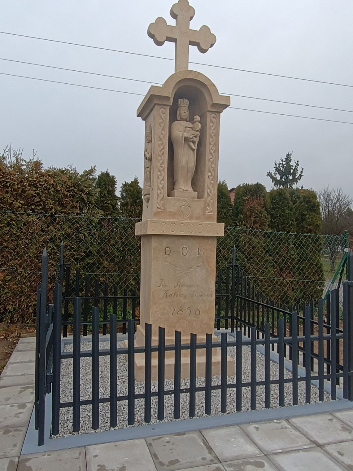 Kłaj. Dobiegły końca prace przy kapliczce słupowej w Dąbrowie