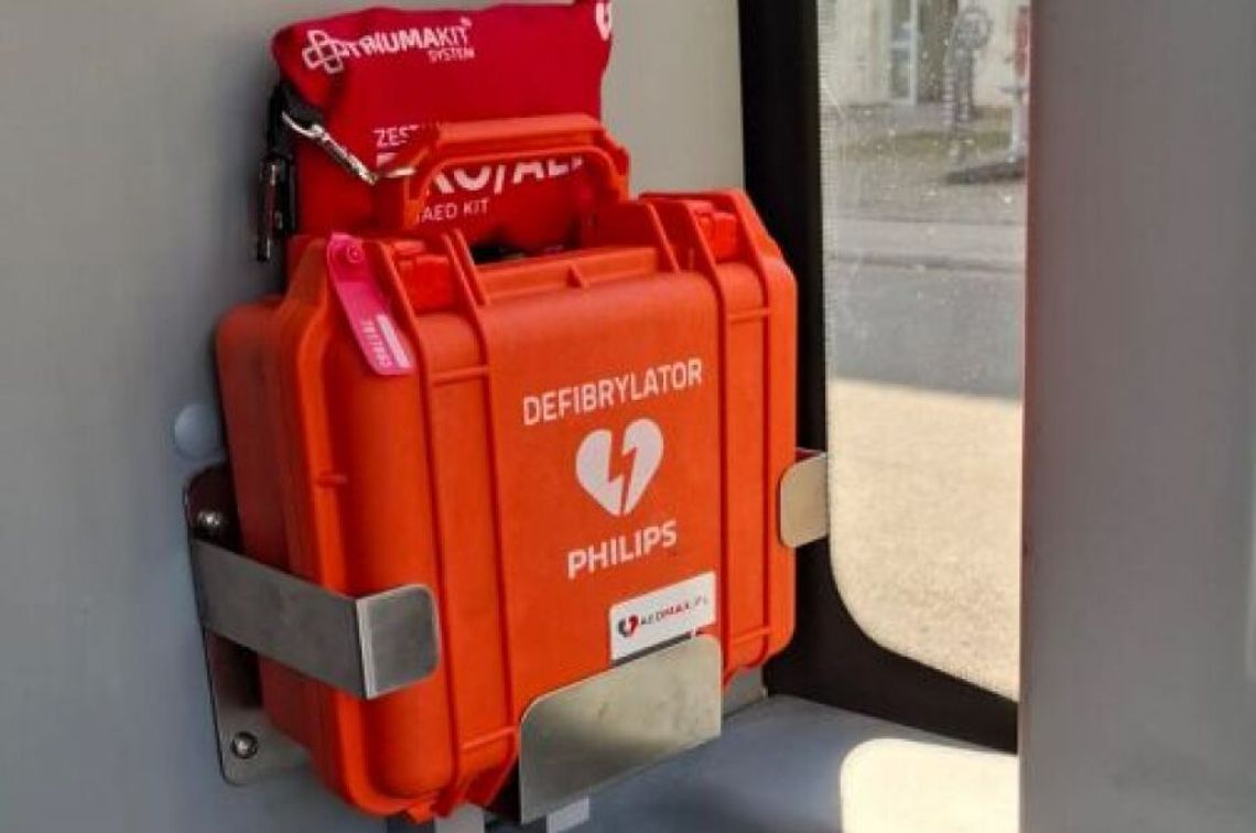 Kraków. 17 tramwajów MPK zostanie wyposażonych w defibrylatory