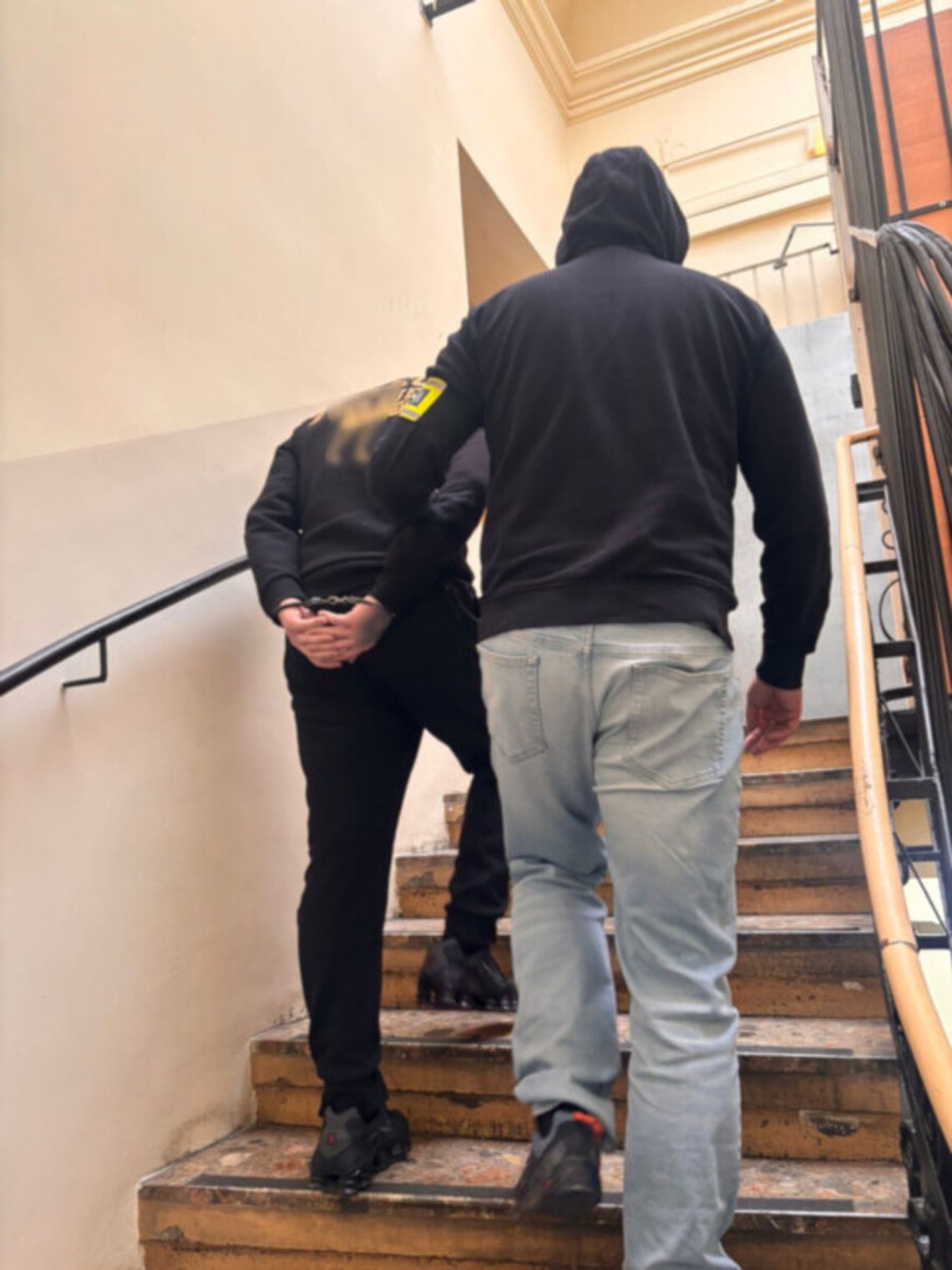 Kraków. 19-latek rozpylił gaz w kierunku influencerów na Rynku Głównym. Są zarzuty Kraków. 19-latek rozpylił gaz w kierunku influencerów na Rynku Głównym. Są zarzuty