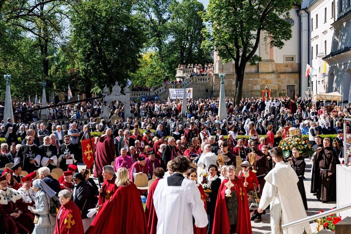 Kraków przeszedł w Procesji św. Stanisława. Wielowiekowa tradycja znów połączyła mieszkańców Małopolski Kraków przeszedł w Procesji św. Stanisława. Wielowiekowa tradycja znów połączyła mieszkańców Małopolski