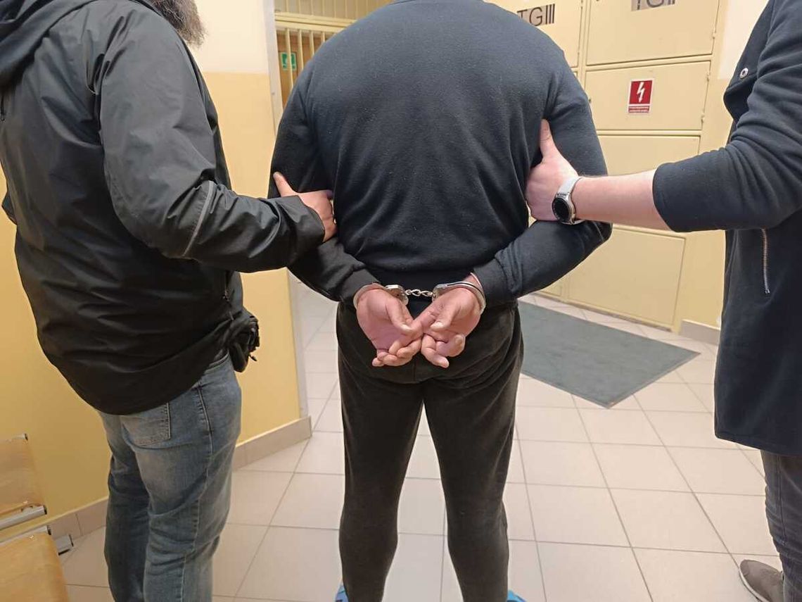 Krakowscy policjanci zatrzymali dwóch dilerów oraz zabezpieczyli prawie 50 kilogramów narkotyków. Ich czarnorynkowa wartość przekracza 2 miliony złotych Krakowscy policjanci zatrzymali dwóch dilerów oraz zabezpieczyli prawie 50 kilogramów narkotyków. Ich czarnorynkowa wartość przekracza 2 miliony złotych