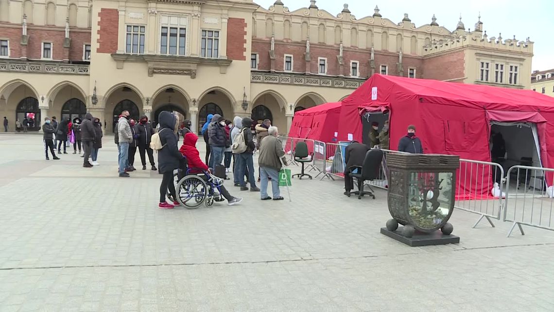 Majówkowe szczepienia także w Krakowie. Niektórzy stanęli w kolejce przed północą