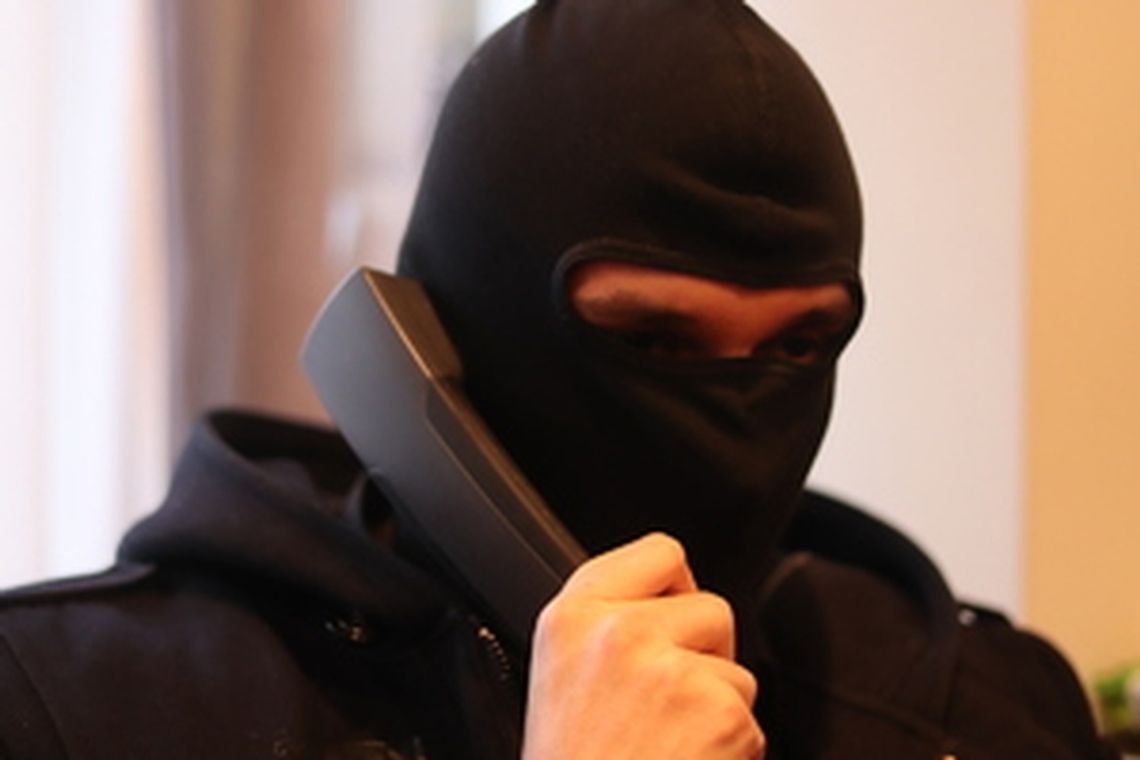 Małżeństwo z Krakowa padło ofiarą oszustwa na policjanta, tracąc prawie milion złotych