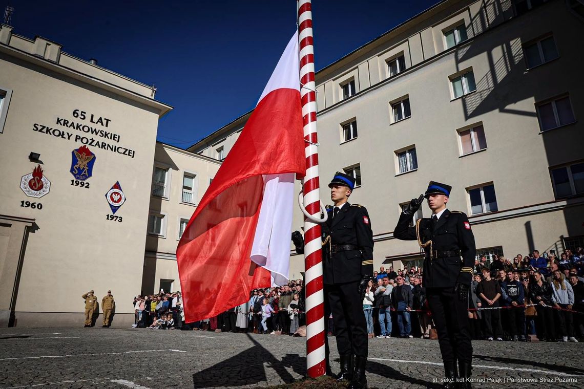 Mamy nowych strażaków w Małopolsce, złożyli uroczyste ślubowanie w Krakowie! Przed nimi odpowiedzialna służba i ratowanie ludzkiego życia Mamy nowych strażaków w Małopolsce, złożyli uroczyste ślubowanie w Krakowie! Przed nimi odpowiedzialna służba i ratowanie ludzkiego życia