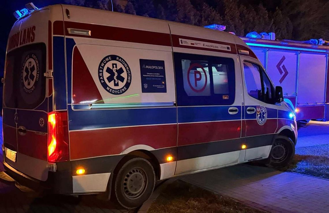 Mężczyzna utknął na daszku w bloku. Pomogli strażacy