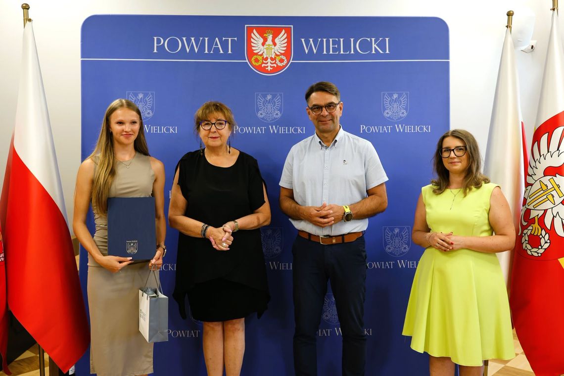 Młodzi sportowcy i trenerzy z Powiatu Wielickiego nagrodzeni. Wręczono stypendia i sportowe wyróżnienia Młodzi sportowcy i trenerzy z Powiatu Wielickiego nagrodzeni. Wręczono stypendia i sportowe wyróżnienia