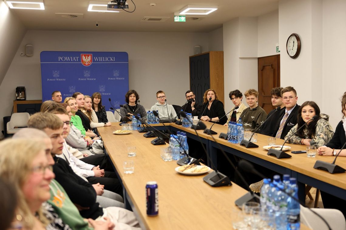 Młodzież przygotowuje się do pierwszej sesji rady powiatu. Szkolenie w Wieliczce