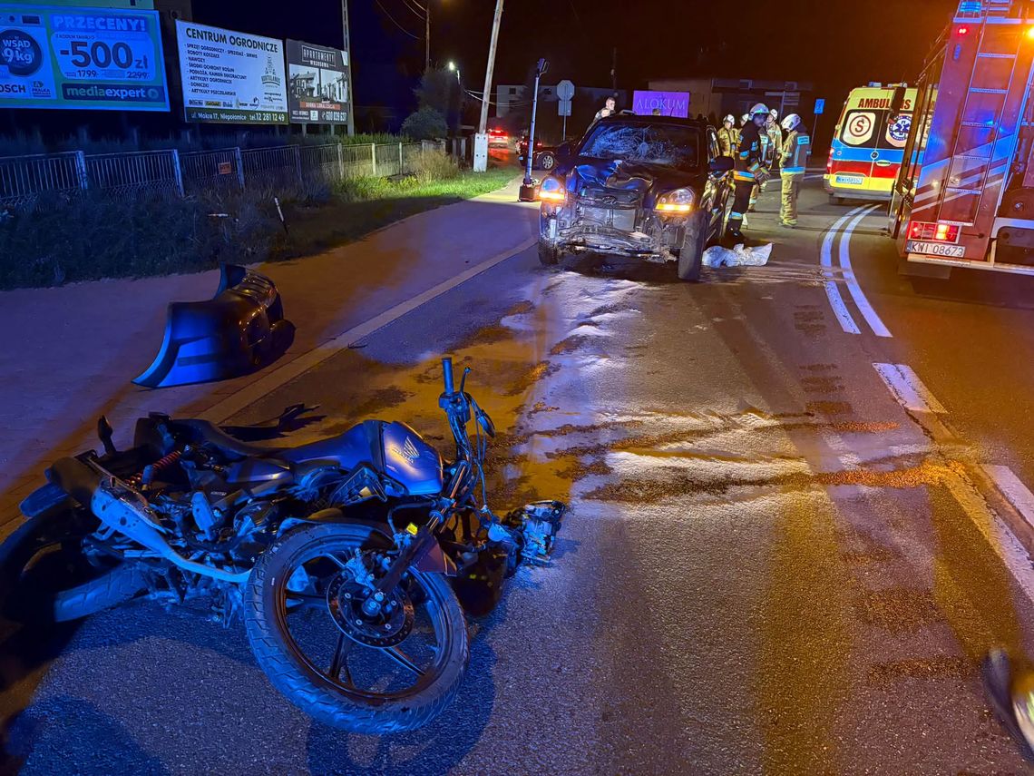 Motocykl zderzył się z samochodem w Niepołomicach. Jedna osoba trafiła do szpitala Motocykl zderzył się z samochodem w Niepołomicach. Jedna osoba trafiła do szpitala
