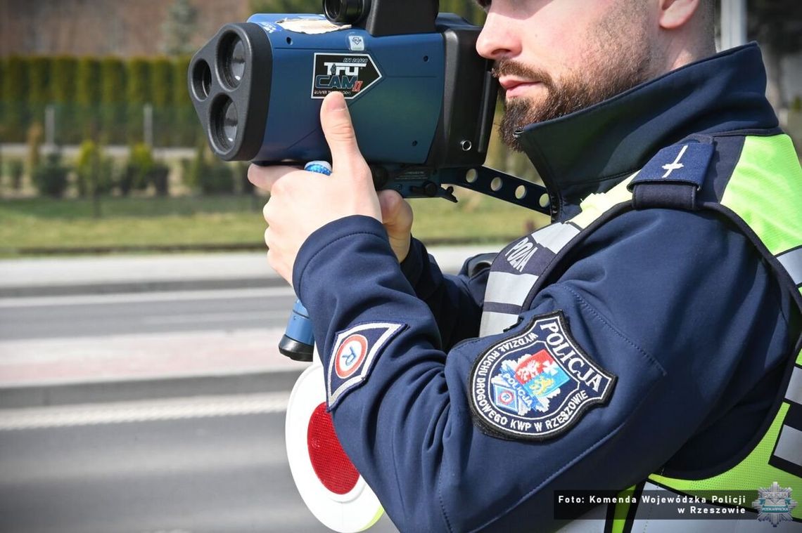 Mrugali światłami, żeby ostrzec przed policją. Dron namierzył kierowców, posypały się mandaty Mrugali światłami, żeby ostrzec przed policją. Dron namierzył kierowców, posypały się mandaty