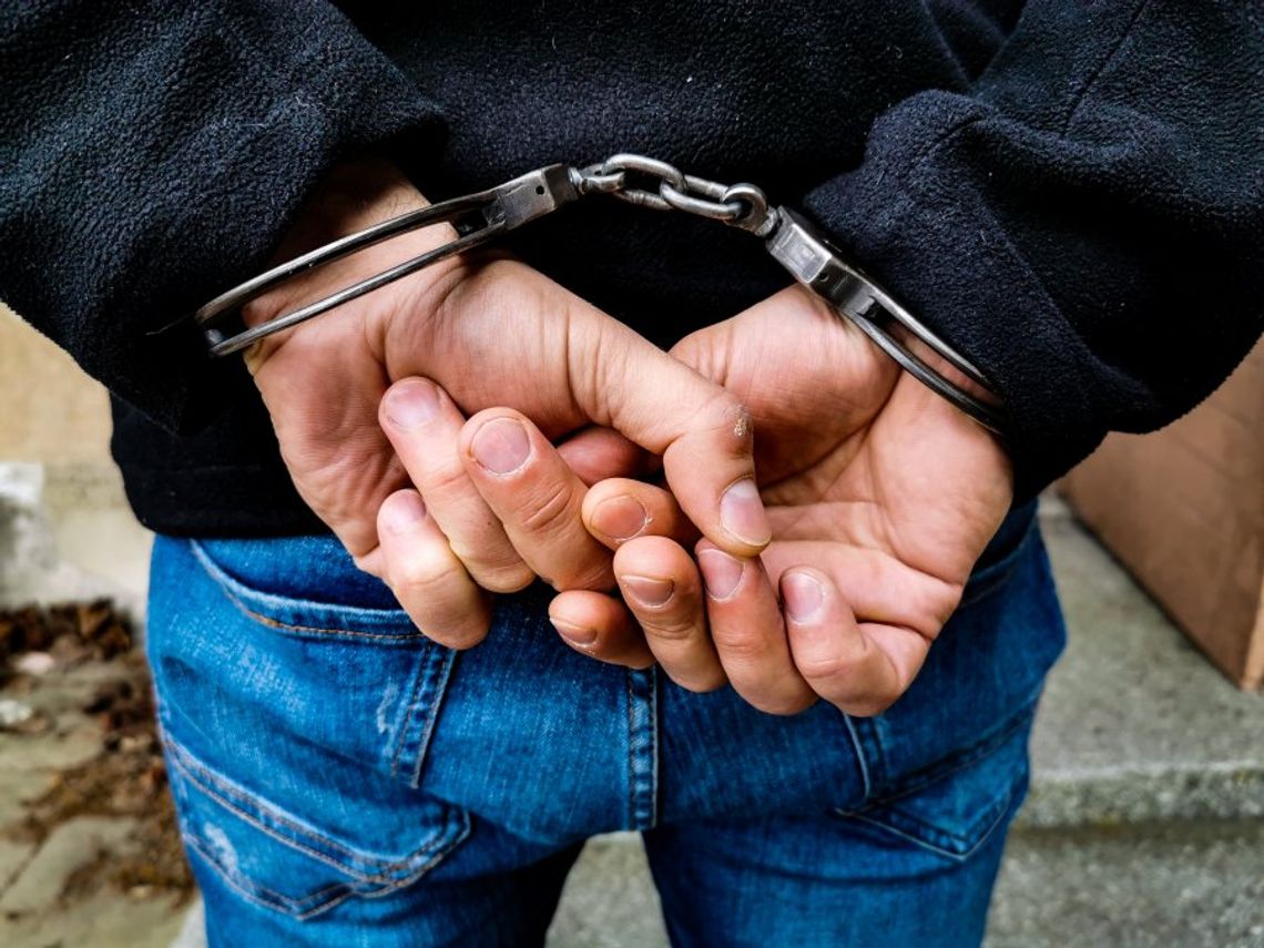 policja kajdanki na rękach