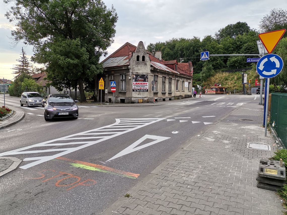Na skrzyżowaniu ulic Trudnej, Brzeskiej, Krzeczowskiej oraz Poniatowskiego w Bochni obowiązuje ruch okrężny
