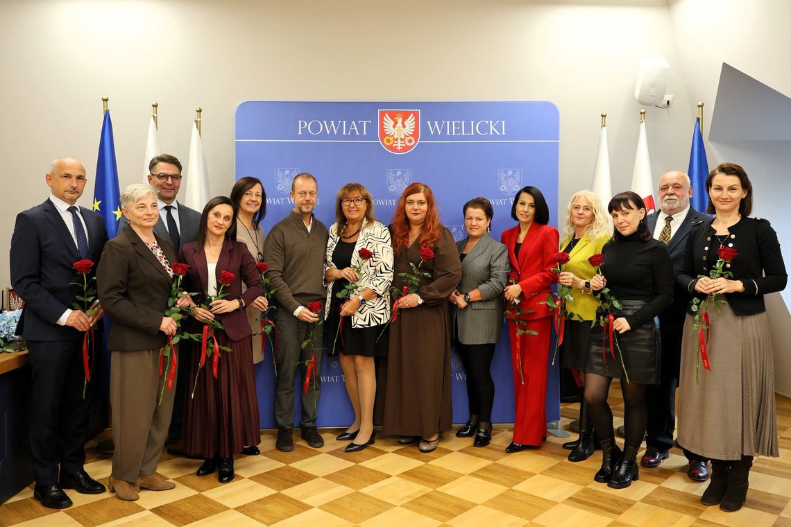 Nagrody Starosty Wielickiego dla dyrektorów i nauczycieli. Doceniono ich pracę i osiągnięcia