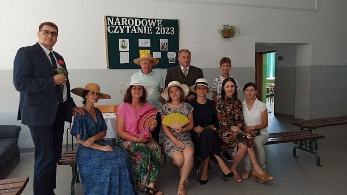 Narodowe Czytanie 2023 r. w Szkole Podstawowej w Szarowie.