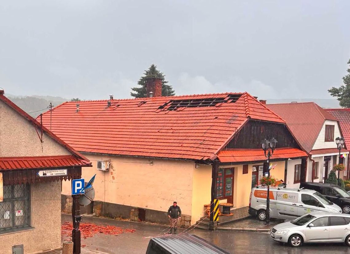 Nawałnica przeszła przez Lipnicę Murowaną i część powiatu bocheńskiego. Są uszkodzone dachy, kominy i zerwane linie Nawałnica przeszła przez Lipnicę Murowaną i część powiatu bocheńskiego. Są uszkodzone dachy, kominy i zerwane linie