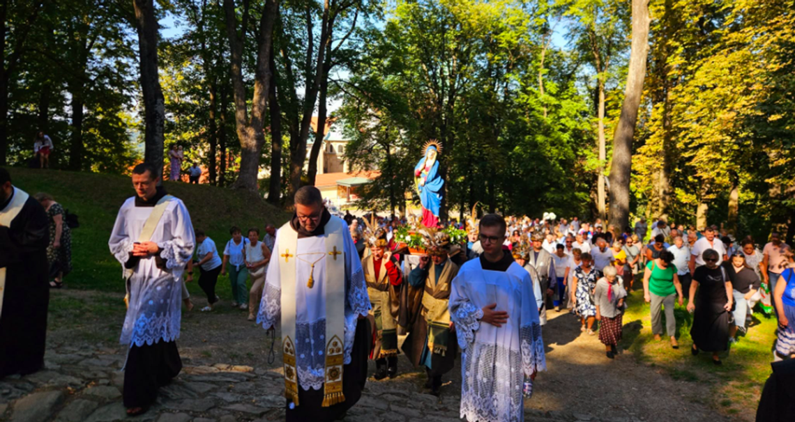 Nawet 120 tys. pielgrzymów w Kalwarii Zebrzydowskiej. Wielki odpust, procesje i poważne utrudnienia na drogach Nawet 120 tys. pielgrzymów w Kalwarii Zebrzydowskiej. Wielki odpust, procesje i poważne utrudnienia na drogach