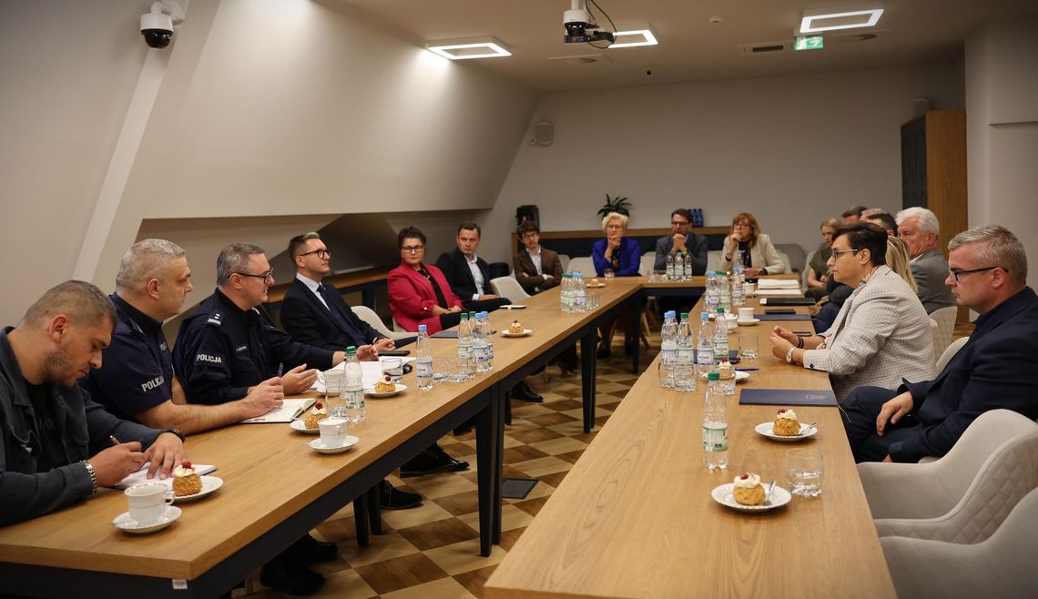 Niepokój o bezpieczeństwo w szkołach. Pilne spotkanie władz Powiatu Wielickiego i służb. Policja zapowiada działania Niepokój o bezpieczeństwo w szkołach. Pilne spotkanie władz Powiatu Wielickiego i służb. Policja zapowiada działania