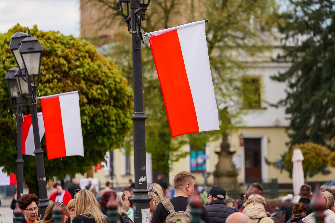 Niepołomice świętują Dzień Flagi. Biało-czerwone symbole jednoczą mieszkańców