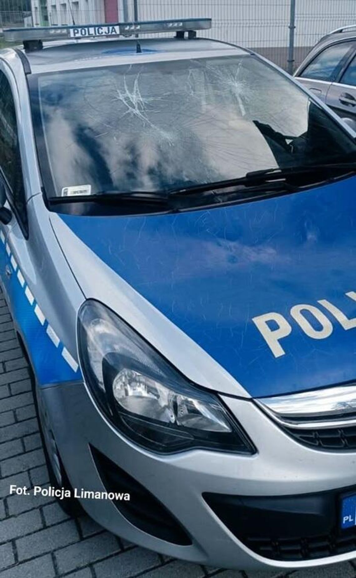 Nietrzeźwy 20-latek uszkodził radiowozy, prywatne auta i drzwi komisariatu Nietrzeźwy 20-latek uszkodził radiowozy, prywatne auta i drzwi komisariatu