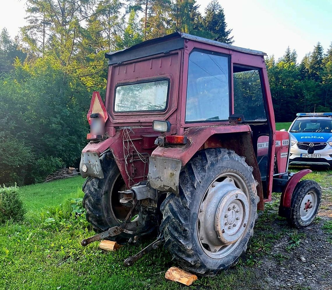 Nietrzeźwy zabrał ciągnik rolniczy. Miał trzy promile alkoholu i sądowy zakaz prowadzenia pojazdów Nietrzeźwy zabrał ciągnik rolniczy. Miał trzy promile alkoholu i sądowy zakaz prowadzenia pojazdów